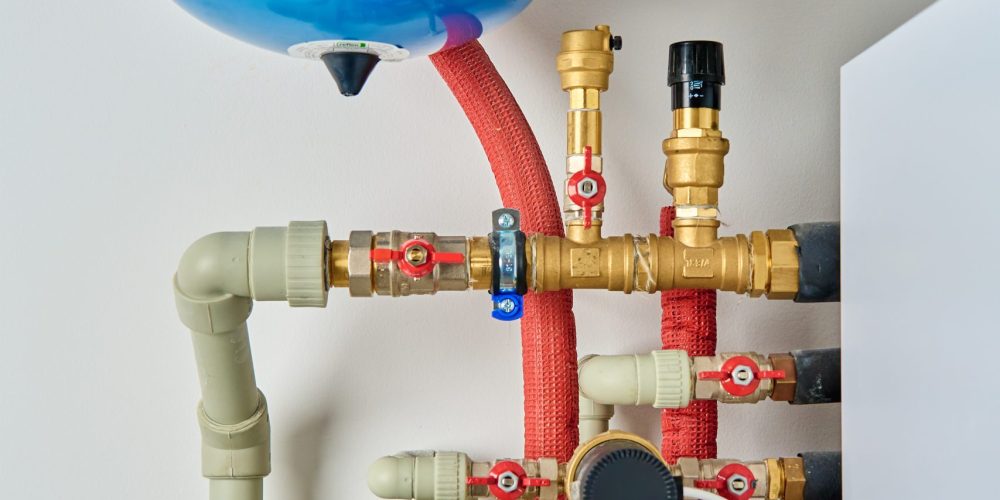 Closed heating system with expansion tank and valves